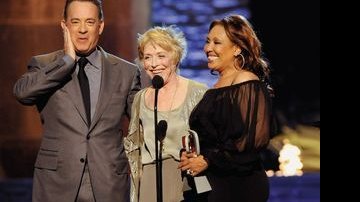 Tom Hanks e Ryan O'Neal: Prêmio da TV - REUTERS