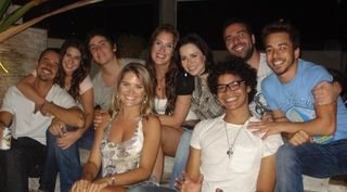 Fernanda Paes Leme, Sandy e Júnior Lima encontram amigos da época de seriado na Globo