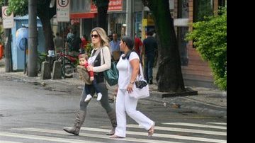 Ingrid Guimarães passeia com a filha nas ruas do Leblon - Fausto Candelaria/AgNews