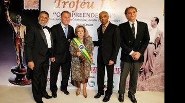 O presidente do Cicesp, Regino Barros, Zico, a comendadora Jupyra Ghedini, Gilberto Gil e Wagner Barja. - LINCOLN IFF