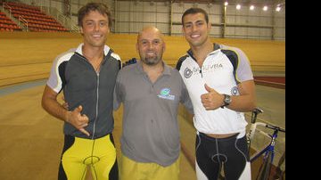 Cauã Reymond e Kayky Brito treinam no velódromo do Rio de Janeiro sob a supervisão de profissionais - Divulgação