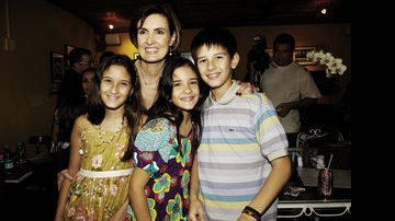 Fátima Bernardes com os filhos trigêmeos, Beatriz, Laura e Vinicius - Arquivo Caras