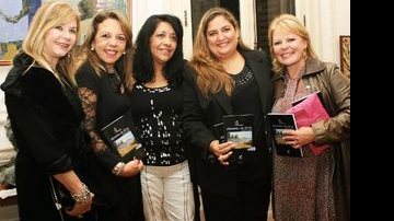 Anabel Sampaio felicita Maria Emilia Genovesi, que assina o prefácio, Jane Rossi, organizadora, Dyandreia Portugal, criadora da capa, e Silvia Bruno Securato, da Oficina do Livro, na Casa das Rosas, em São Paulo. - EDUARDO SCHNEIDER, FÁBIO MOREIRA SALLES, FAUSTO TAKAO, FERNANDO CAVALCANTI, LEBUZATO, LETÍCIA BERINGHS BARONI, MARCELO MUG, MARCOS LEMOS, MARCIA TAVARES, MÁRCIA CHARNIZON FOTOGRAFIA, REINALDO FEURHUBER