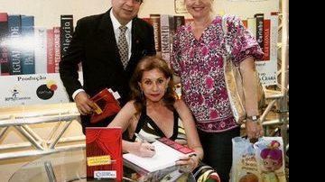 Joyce autografa exemplar para o casal Alexandre e Vanda. - Chico Gadelha
