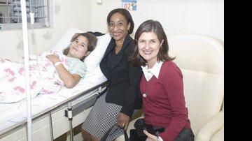 Maria Lúcia do Nascimento e Ety Cristina Forte Carneiro com uma paciente do Hospital - Divulgação