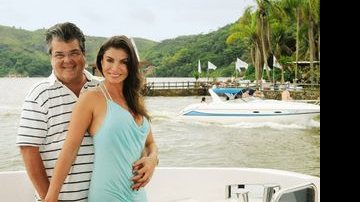 Na Ilha, casal namora no barco do executivo... - GEORGE MAGARAIA/IMAGENS MAGASAC