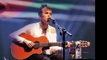 A cantora, que vendeu 70000 cópias de seu primeiro CD, intitulado Maria Gadú, se apresenta no palco do Vivo Rio. - Alex Palarea/AG. News