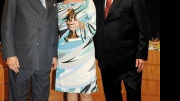 Ao lado de Marcos Vilaça, da ABL, Ruth Niskier mostra seu troféu na categoria Cultura, concedido pelo Conselho Nacional de Mulheres do Brasil, e ganha o carinho do marido, Arnaldo Niskier, no Rio. - BRUNO STUCKERT, HELOISA BALLARINI, IVAN FARIA, LUCIANA FARIA PREZIA, LULU PINHEIRO, MANUELA CARDELARI, MARINA DEIENO E ROBSON MENDES