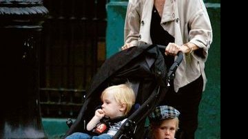 A atriz dispensa babá e leva no mesmo carrinho os filhos, Alexander e Samuel, pelas ruas do badalado Soho, em Nova York. - Queen International