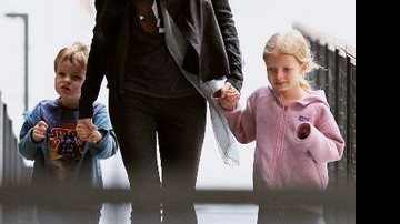 Pouco antes de divulgar Iron Man 2, Gwyneth Paltrow passeia em NY com seus dois herdeiros, Apple e Moses. - BRAINPIX
