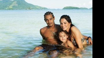 Com o marido, o surfista Simão Romão, Diana Bouth, repórter do Happy Hour, do GNT, abraça o filho, Pedro. - João Mário Nunes