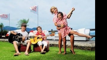 Na Ilha de CARAS, a atriz, solteira desde o fim do ano passado, dança com Ana Helena ao som de João e Domênico. - MARIANA VIANNA/A7 FOTOGRAFIA E IMAGEM
