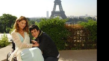 Luciana (Alinne Moraes) e Miguel (Mateus Solano) passam lua de mel em Paris - TV Globo / Renato Rocha Miranda
