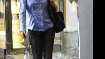Carolina Ferraz: jeans + sandálias para passeio no shopping - Daniel Delmiro / AgNews