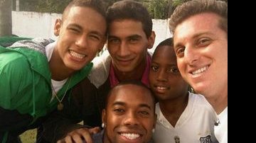 Luciano Huck com Robinho, Neymar, Ganso e o menino Richard - Reprodução/Twitter