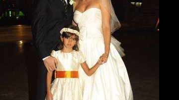 Os recém-casados Pedro e Bianca com a daminha Marina, filha da noiva, no MAM, Rio. - IVAN FARIA