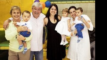 Em SP, o ator Carlo Briani e sua Fernanda (ao centro) celebram 1 ano da filha, Sofia, e recebem Irene Ravache, com Marco, um dos gêmeos de Suzy Rêgo, com Mássimo. - ALISSON LOUBACK, ANA COLLA, ANDRÉ RIZZATTO, BÉTE FARIA NICASTRO, CAUE MORENO, FREDERICO SOLDATI, JHVSTUDIO, RODRIGO CANCELA, TADEU BRUNELLI,THYAGO ANDRADE E TONY ANDRADE