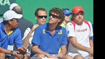 Guga acompanha os tenistas na quadra - Marcelo Ruschel/POA Press