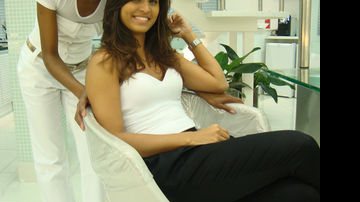 Thaíssa Carvalho com a cabeleireira Malu Oliveira - Divulgação