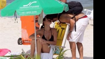Letícia Birkheuer e seu novo affair curtem praia na Barra da Tijuca - AgNews