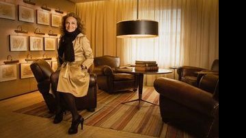 Durante estada na capital paulista, a belga de coração nova-iorquino esbanja charme com clássico trench coat no Hotel Fasano, onde se hospeda. - Caio Guimarães