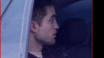 Robert Pattinson aparece com novo visual em Los Angeles - Reprodução / Faded Youth