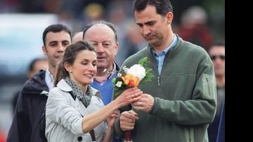 Príncipe Felipe de Astúrias dá flor à mulher, princesa Letizia, em Santiago de Compostela. - ALESSANDRA GERZOSCHKOWITZ, CAROLINE DANTAS, JULIANA VICTORINO, MAGDA NASCIMENTO, OVADIA SAADIA E REUTERS