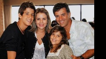 Ana Carolina Gonçalves recebe o carinho dos filhos, Gabriel e Júlia, e do marido, Carlos Resende, pelos seus 37 anos, em Brasília. - ANDRÉ ZIMMERER, DÊNIO SIMÕES, JADER DA ROCHA/RAVI STUDIO FOTOGRÁFICO, LIANE NEVES / LIANE NEVES FOTOGRAFIAS, LUIZ GUSTAVO GARCIA, NICOLA, PAULA CARVALHO, ROGÉRIO THEODOROVY E RONNY CAJANGO