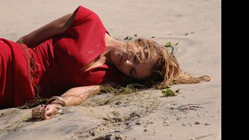 Sheyla (Camila Guebur) é encontrada morta na praia - Munir Chatack/Record
