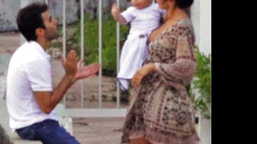 Os felizes papais brincam com seu bebê na frente da Igreja de Santo Antônio, após a cerimônia de batismo. - AG NEWS E RIONEWS