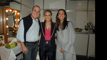 O presidente da Fecomércio Orlando Diniz e sua mulher Daniele Paraiso encontram Maria Bethânia no camarim do show - CARAS