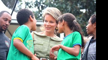 Princesa Mathilde da Bélgica se diverte com crianças do projeto 'Esporte para Todos' - Divulgação