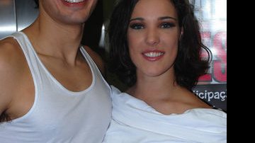 Adriana Birolli ao lado do ator Alex Barg