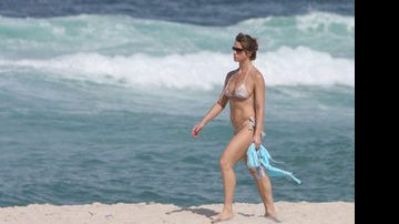 Letícia Spiller caminha pela praia da Barra da Tijuca - AgNews