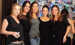 A estilista Carol Tannous é recebida no lançamento da Makat pela designer Virginia Macul, com as amigas Corina Ximenes, sua irmã Viviana (à dir.) e Amanda Senna. - CELINA GERMER , CLEIBY TREVISAN, DENI BLOCH, DORIVAL ROBERTO ZUCATTO, FÁBIO ZANZERI, LARA VALENTE, LIZA MARIA , MARINA MALHEIROS , RAFAELLA SILVA E RONALDO FRANCO