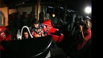 Marcello Antony e Caca Bueno em duelo de video game - Bruno Terena / Red Bull Photofiles