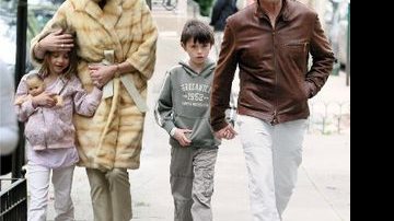 Os astros Catherine Zeta-Jones e Michael Douglas dão uma pausa na agenda para curtir os filhos, Carys e Dylan, durante caminhada por Nova York, onde vivem. - GROSBY GROUP