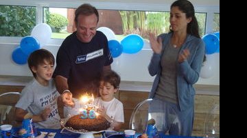 Ao lado de sua família, o piloto Rubens Barrichello comemora seus 38 anos - Reprodução/Twitter