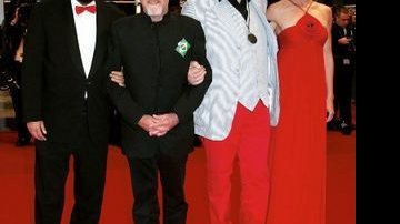 No tapete vermelho de Cannes, o mago é cercado por amigos: Satjv Chahil, Monty Shadow e Vera. - GETTTY IMAGES