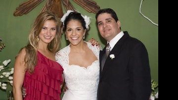 Andressa Oliveira com os noivos Monalisa e Eduardo - Divulgação