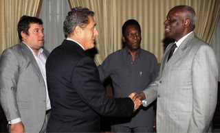 Com Mauro Cardim, seu agente, e Paulo Sodré, da Build Brasil, Pelé se encontra com o presidente angolano, José Eduardo dos Santos. - JOÃO PAPA, LORENZO FABRI, NATÁLIA MANCIO, REUTERS, SHEILA GUIMARÃES E SILAS FONSECA