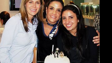 Em SP, em sua Casa Leão Joalheria, Lydia Sayeg celebra 43 anos entre a filha Jéssica e Gigi Monteiro e brinda a Fernando Scherer, o Xuxa, e Sheila Mello, que escolhem na loja as alianças da boda, em junho. - DANIELA FILOMENO, ERASMO NASCIMENTO, LORENZO FABRI, MARRI NOGUEIRA, NAJLA KUBRUSLY, RICARDO PRADO, RICARDO RIBES, RICARDO STUCKERT/PR, RUBEN RV3 STUDIO E VANESSA KOHLER
