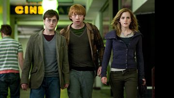 Harry Potter (Daniel Radcliffe), Rony (Rupert Grint) e Hermione (Emma Watson) em cena de 'Harry Potter e as Relíquias da Morte' - Divulgação