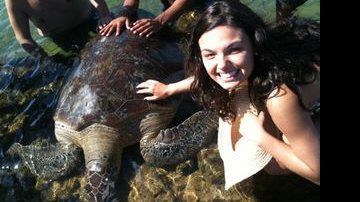 Ísis Valverde visita tartarugas do Projeto Tamar - Reprodução / BlogLog