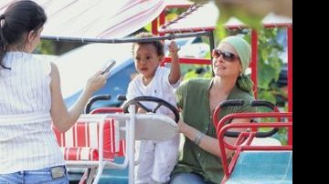 Drica, que descobriu o câncer em fevereiro, brinca com o filho, Mateus, em um triciclo na Lagoa, Rio. - ANDRÉ FREITAS E WALLACE BARBOSA/AGNEWS