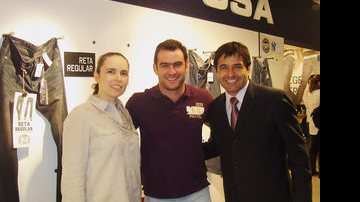 Thierry Figueira conhece o showroom da Polo USA, SP, entre Katia Machado e Renato Pinilha, ambos da marca. - ANDERSON MIRANDA, BETO RIGINIK, CELINA CHEDE, CELINA GERMER, ENEIDA SIMÕES, HELSON GOMES, MARCUS CACAIS, PAULO PEREIRA E WALDEMIR FILETTI