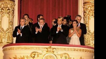 No camarote do teatro, que completou 100 anos em 2009, as autoridades aplaudem a apresentação ... - SHEILA GUIMARÃES
