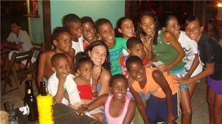 Ísis Valverde e crianças da Bahia - Reprodução / BlogLog