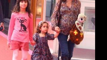 Claudia Abreu e as filhas Maria e Felipa em passeio pelo shopping - Daniel Delmiro / AgNews