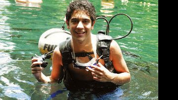 O ator faz seu primeiro mergulho com cilindro nas águas quentes do resort. - FRANCISCO CEPEDA